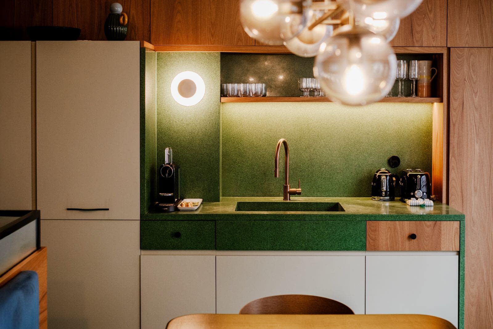 44c4987f-9677-4f7f-af58-172e59f34bf2 Fully equipped kitchen with sleek design and appliances